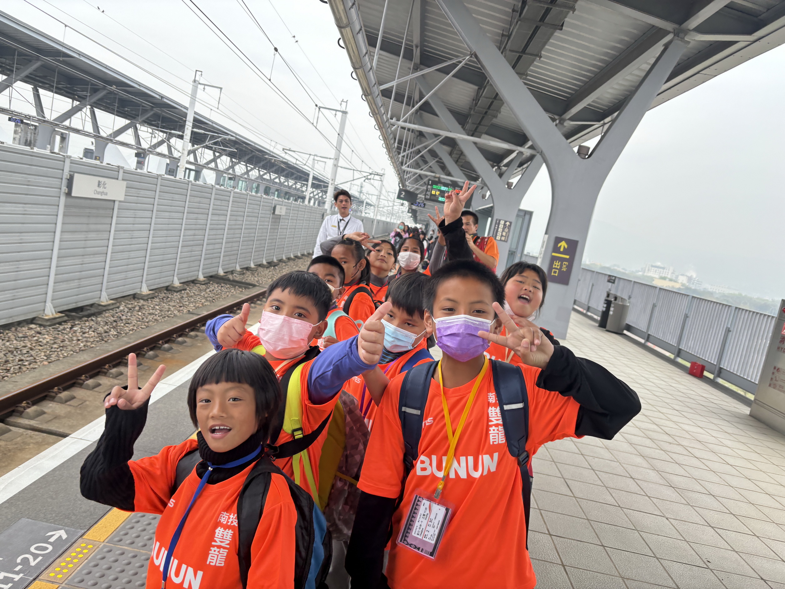 ▲台灣高鐵協助部落孩童實現旅遊夢想！南投縣信義鄉雙龍國小的師生，在高鐵彰化站協助下，搭乘高鐵列車前往左營，一圓旅遊的夢想。（記者張溎壕攝）