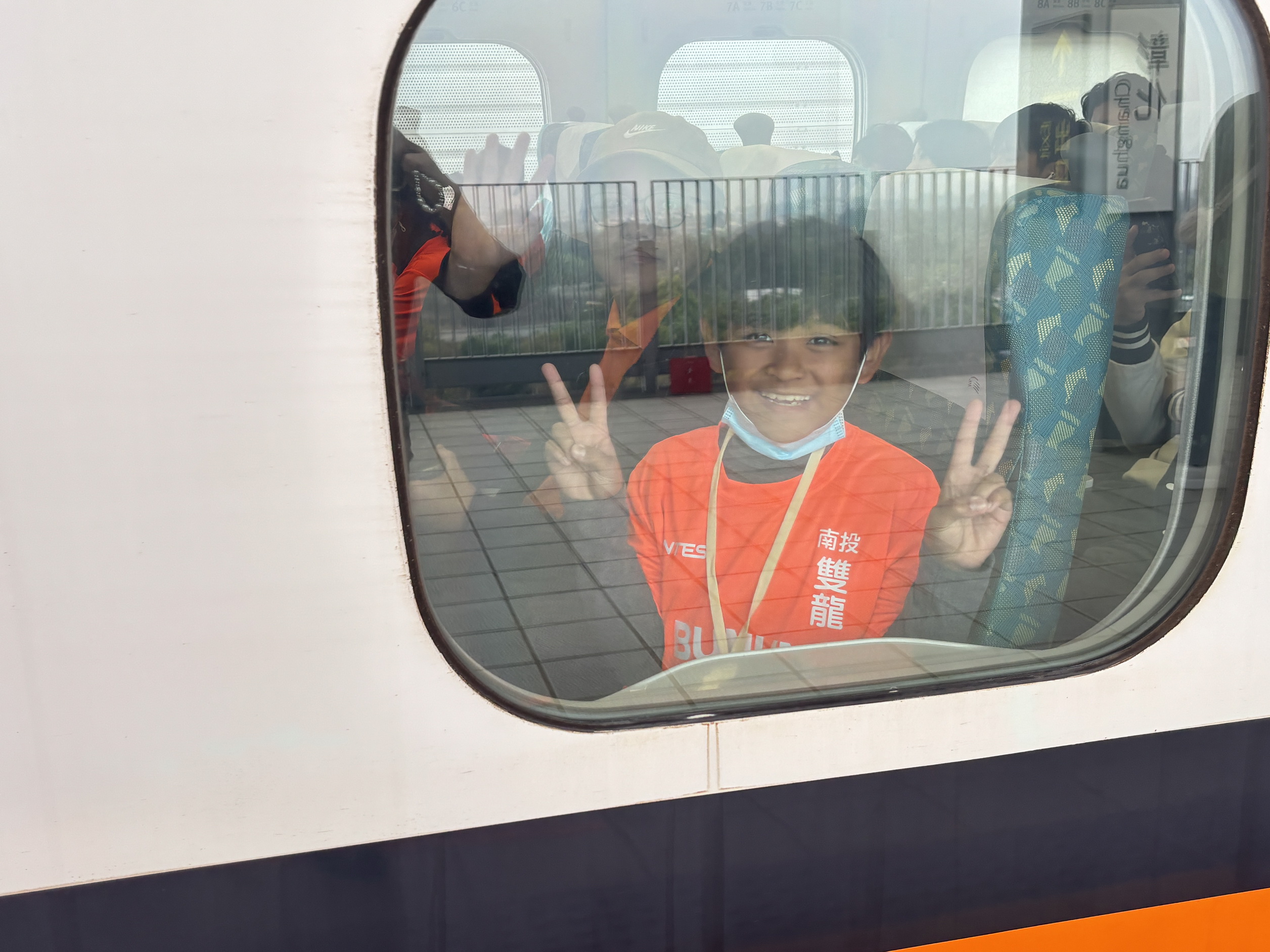 ▲台灣高鐵協助部落孩童實現旅遊夢想！南投縣信義鄉雙龍國小的師生，在高鐵彰化站協助下，搭乘高鐵列車前往左營，一圓旅遊的夢想。（記者張溎壕攝）