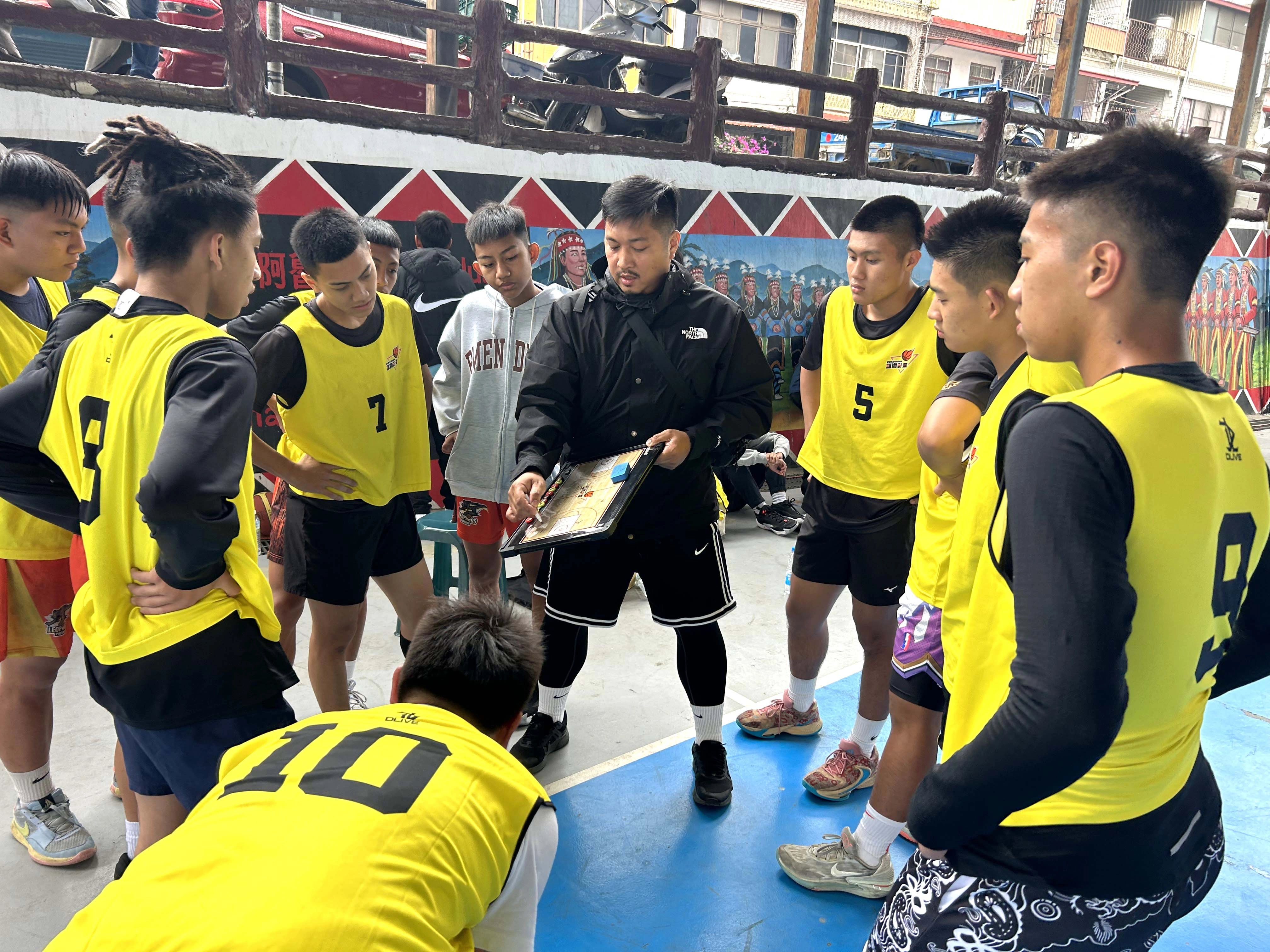 展望會以運動翻轉教育與影響兒少生命為目標,引進專業客座教練資源「EMPOWER引爆運動訓練」系統。