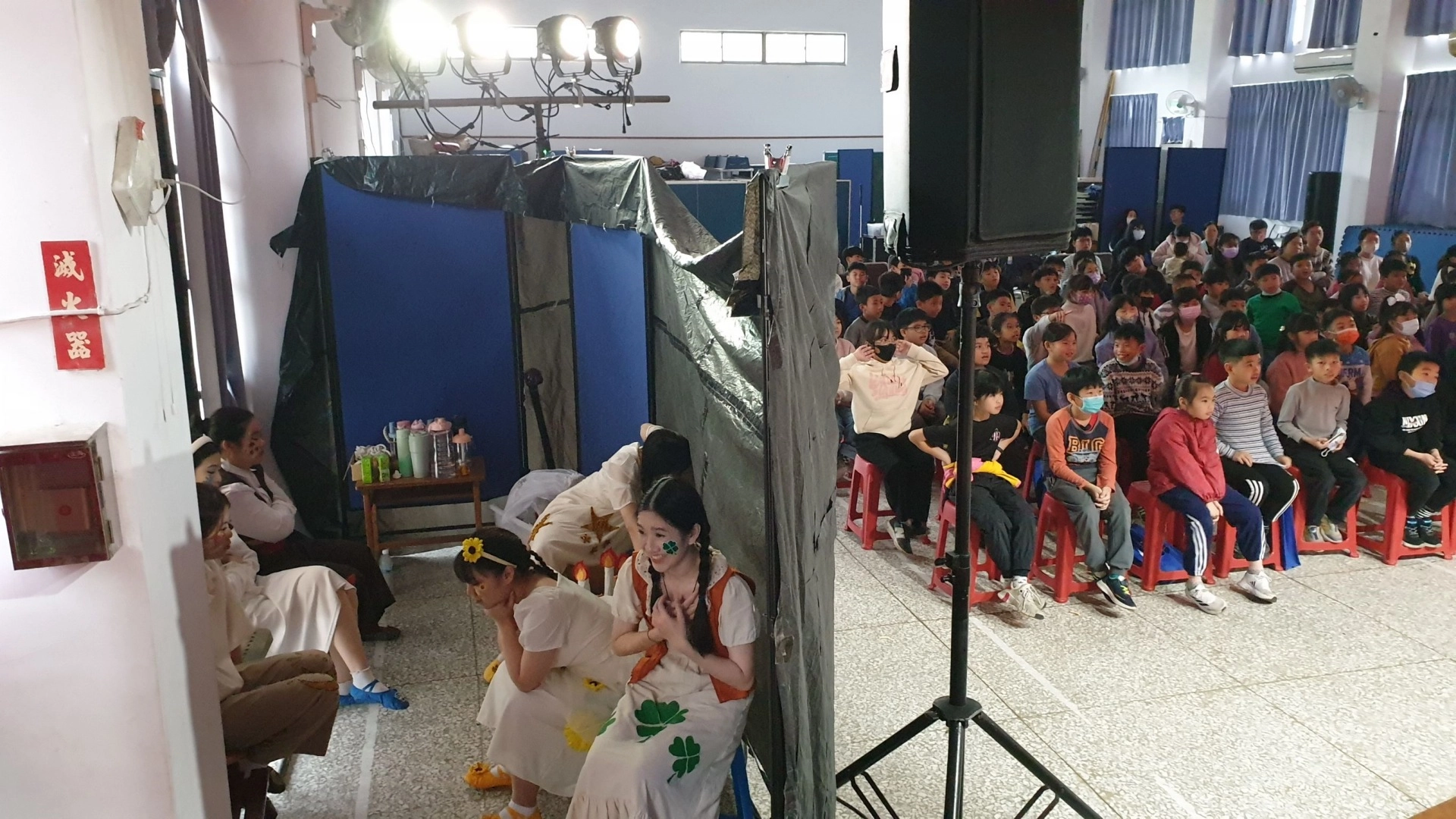 面對不同的巡演場地,同學需要事前場勘,這些挑戰是對同學們應變能力的一種磨練。在豐山國小的演出,同學們就必須自己搭演員換場休息區。
