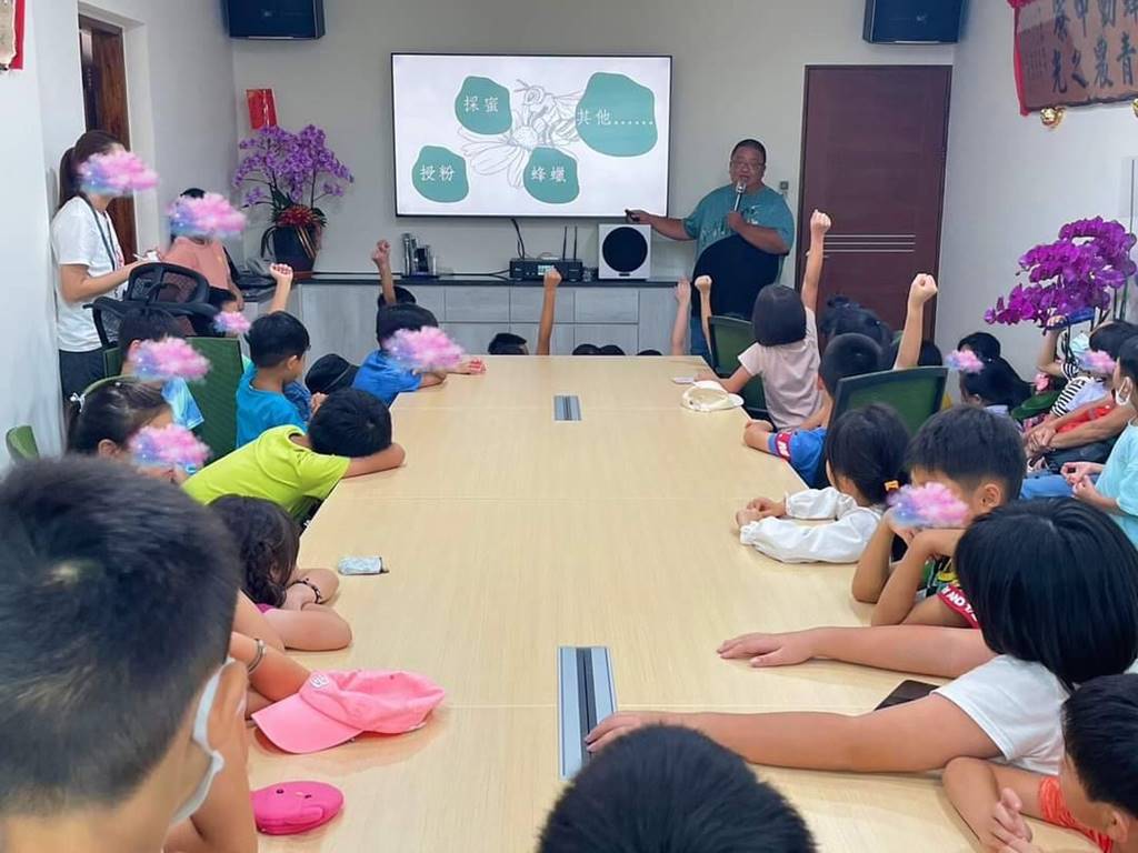 ▲透過冬青入職後的專業行銷推廣,南投在地養蜂業有更多機會為學童進行環境教育,讓環保觀念自小扎根。(中彰投分署提供)