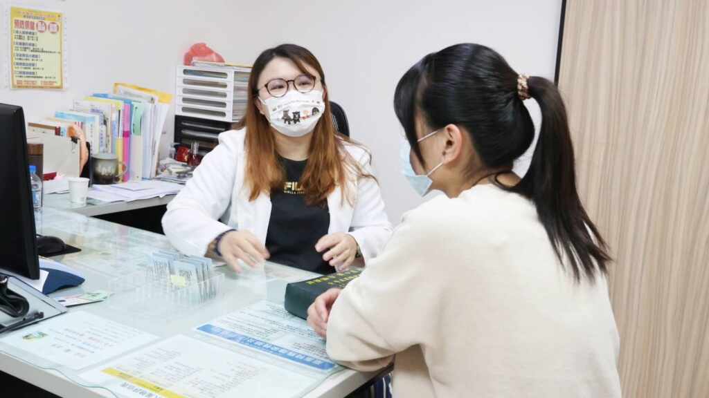 ▲員榮醫療體系員榮醫院中醫部主任吳莉瑩醫師,仔細詢問患者病情(圖中患者非本文當事人)。 (員榮醫院提供)