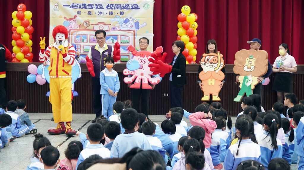 ▲慈善大使麥當勞叔叔和與會長官們透過有趣的洗手行動劇,穿上可愛道具組成「愛洗手小隊」,扮演起大象水水、章魚泡泡、水獺拍拍、巾毛獅王、細菌壞壞,親自示範正確洗手五步驟「濕、搓、沖、捧、擦」的細部動作。(記者林明佑攝)