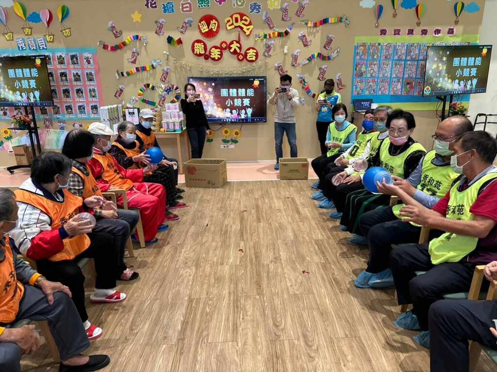 ▲花壇秀和苑日照中心今天舉辦「113年學員運動表揚大會」,阿公阿嬤們穿上運動選手背心,展現一年來運動復能的成果。(花壇秀和苑日照中心提供)