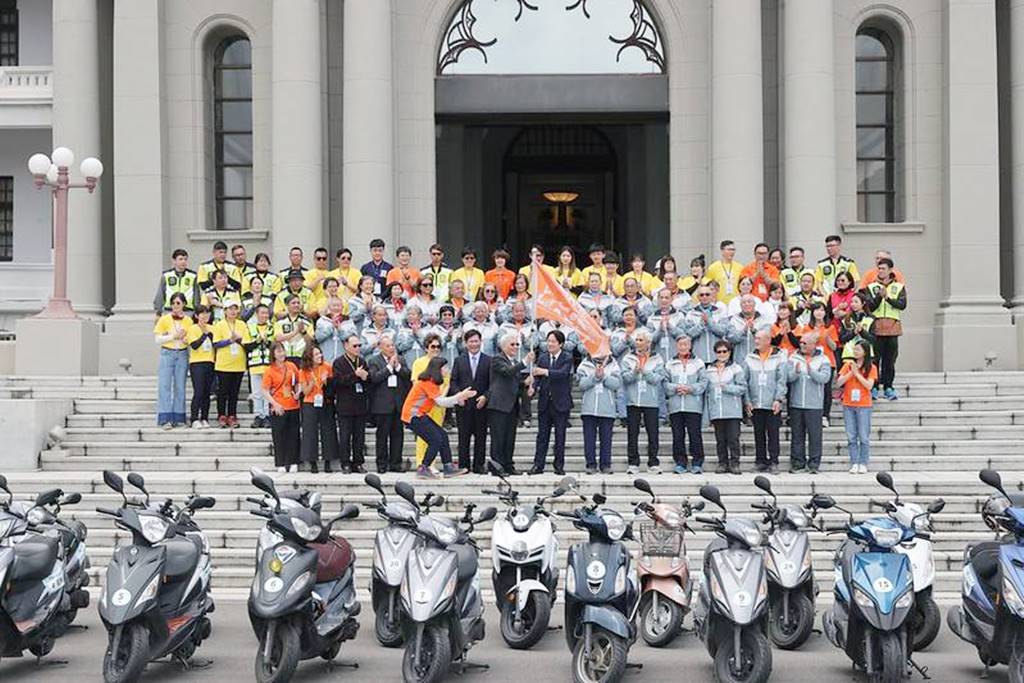 ▲賴清德副總統今天在總統府與「弘道老人福利基金會-2024不老騎士為愛千里」合影。(總統府提供)
