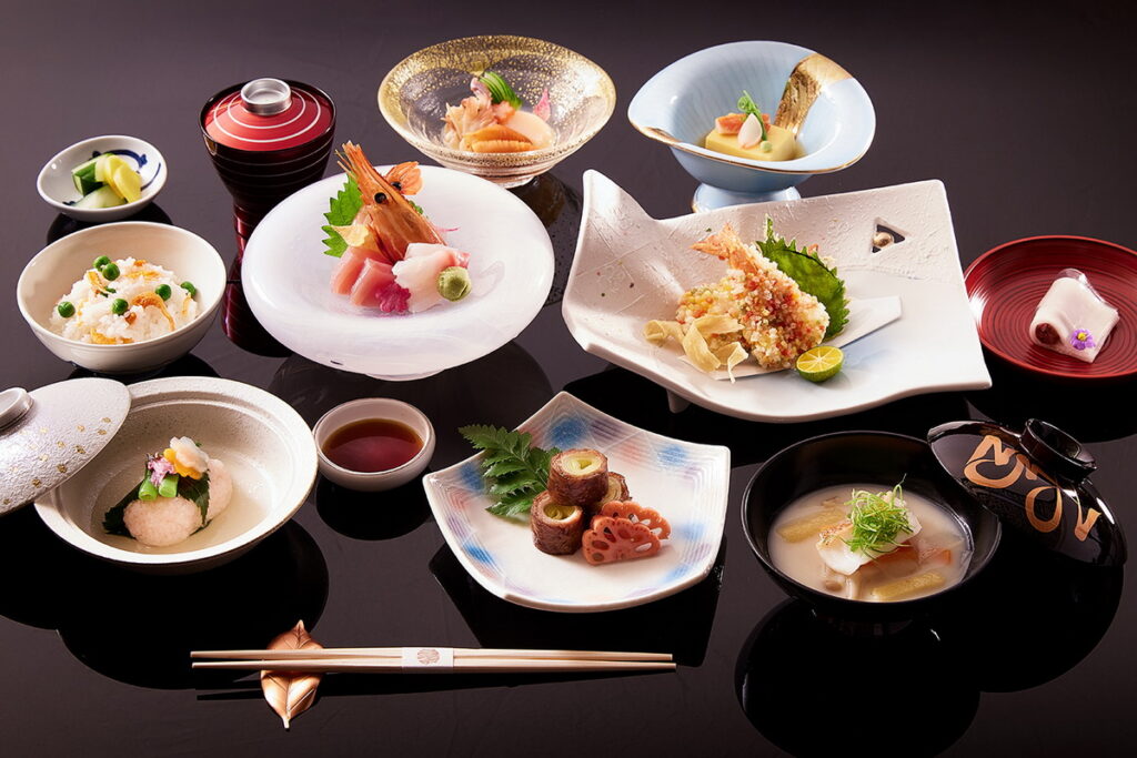 JR東日本大飯店台北HAYASE日本料理「迎春親睦會」以春天帶來美麗的自然風景為意象，運用「花」、「鳥」、「風」、「月」及「萬月」為名稱設計不同道數的懷石料理。