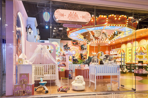 荷花集團首間嬰幼兒精品概念店Mon Bebe在銅鑼灣時代廣場8樓804號盛大開幕。店內的裝修和擺設以電影《Wonka》為參考藍本,以電影天馬行空的設計,配上獨特而強烈鮮明的用色,糅合現代與歐洲復古的風格,塑造出全新嬰幼兒夢幻樂園。 荷花集團首間嬰幼兒精品概念店Mon Bebe在銅鑼灣時代廣場8樓804號盛大開幕。店內的裝修和擺設以電影《Wonka》為參考藍本,以電影天馬行空的設計,配上獨特而強烈鮮明的用色,糅合現代與歐洲復古的風格,塑造出全新嬰幼兒夢幻樂園。