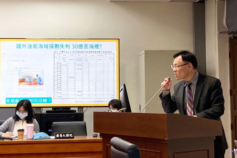 【有影】張啟楷問台灣天然氣安全存量掀波 鄭天財相挺拍桌嗆邱議瑩 218 民眾黨立委張啟楷14日在經濟委員會質詢中油。