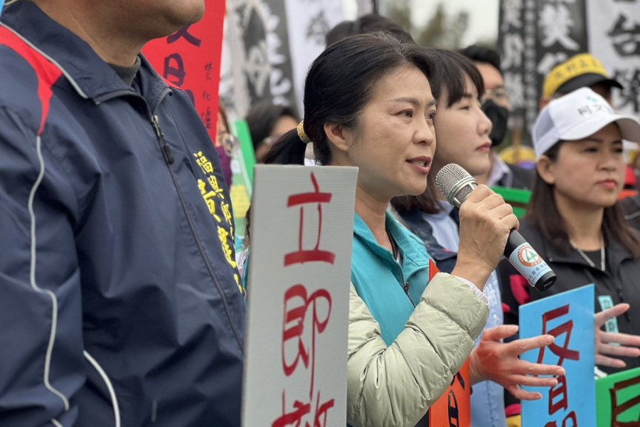 環評說明會遭丟檳榔渣 立委陳秀寶發聲批 186 環評說明會遭丟檳榔渣 立委陳秀寶發聲批 185