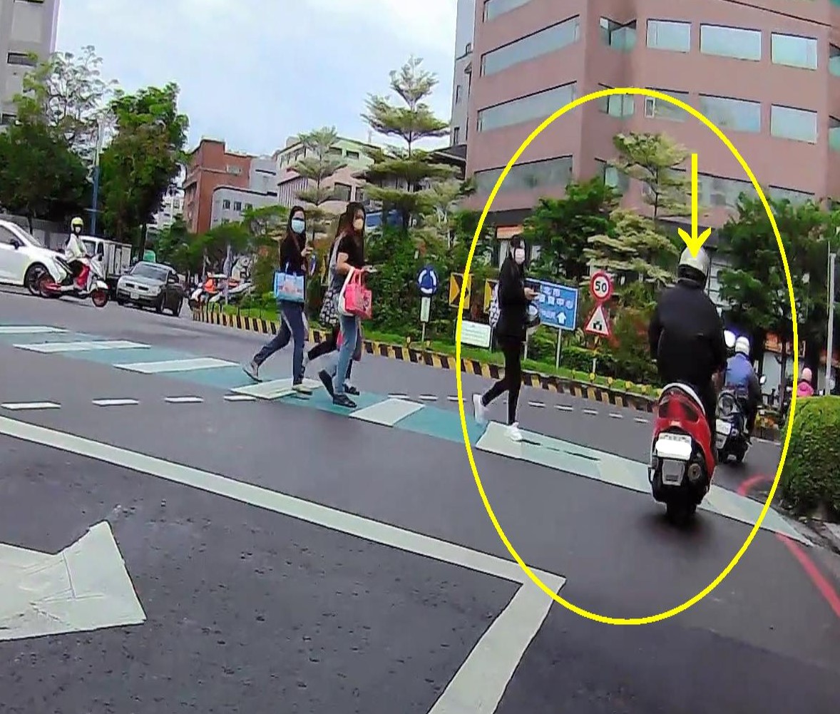 警方執行多項行人路權執法專案。(記者宋紹誠翻攝)