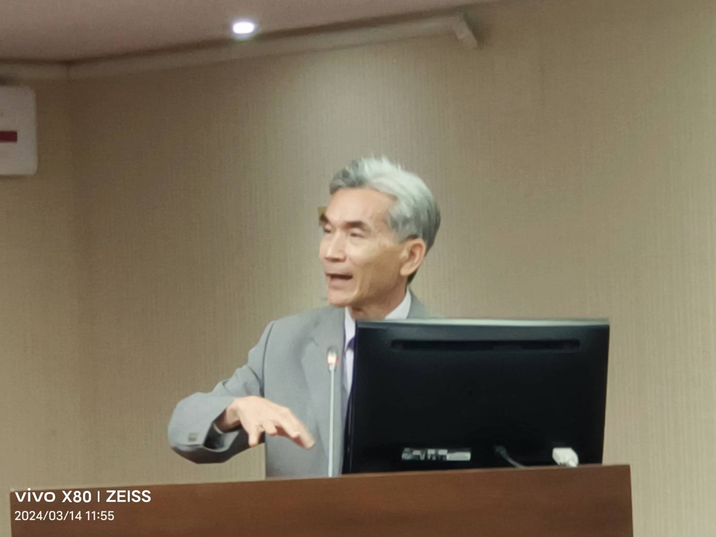 環境部長薛富盛表示，將會和原能會和海委會協調盡速處理兩起汙染案。(記者包克明攝)