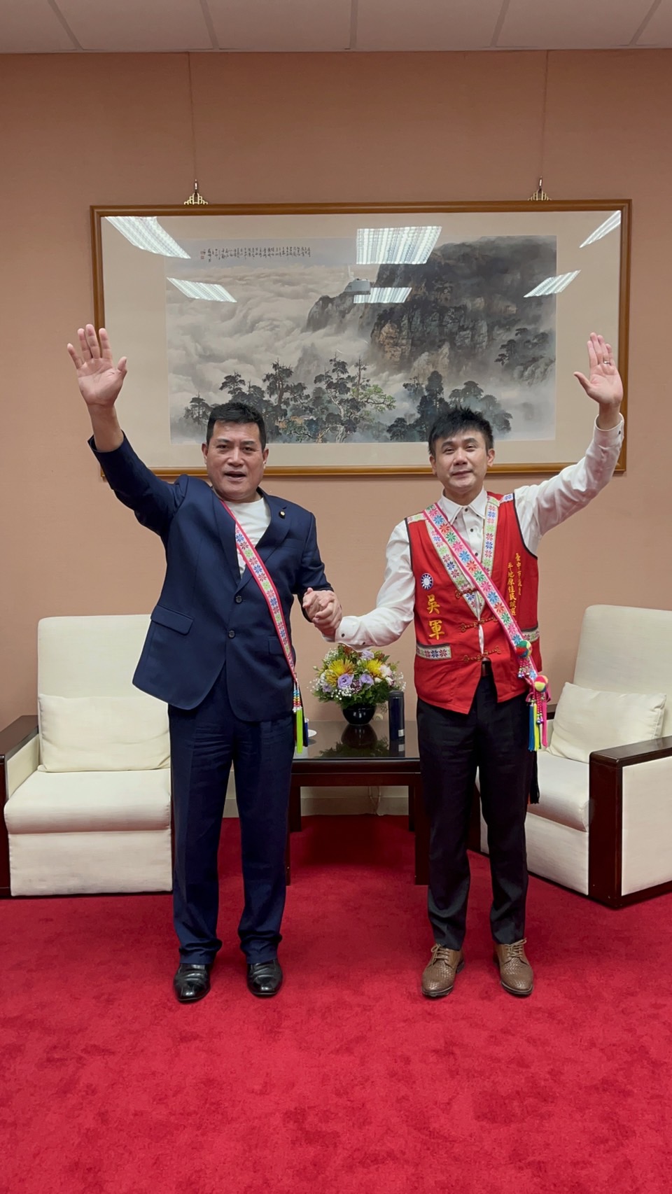 原住民立委黃仁籲鄉親與支持者們全力支持他的接班人吳軍進軍台中市議會,繼續為建設大台中一起打拼。(記者包克明翻攝)