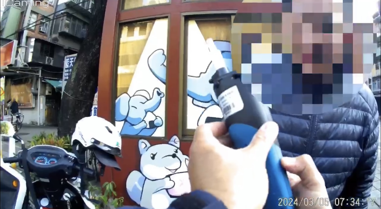 中正二警當場宣讀相關權利，並依規定實施酒測，貨車駕駛酒測值達0.35mg/L超標。（圖/記者 張泓笙翻攝）