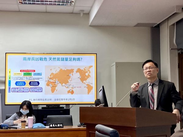 質詢遭召委邱議瑩以內容涉及國安打斷,張啟楷一度罕見怒目圓睜。(翻攝自張啟楷臉書)