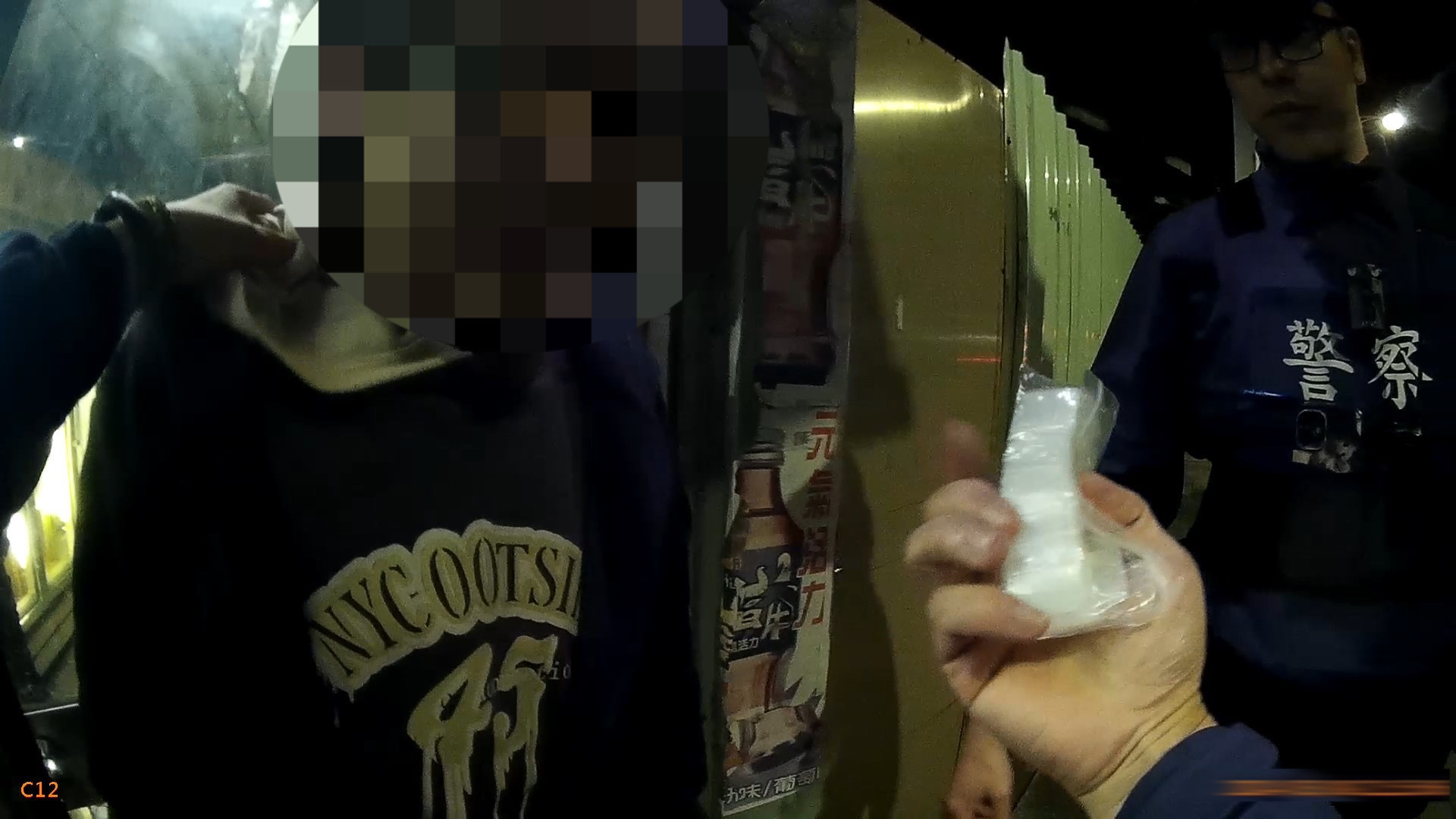 賴男遭保安大隊警盤查隨即在其帽子內發現2包毒品安非他命。（圖/記者 張泓笙翻攝）