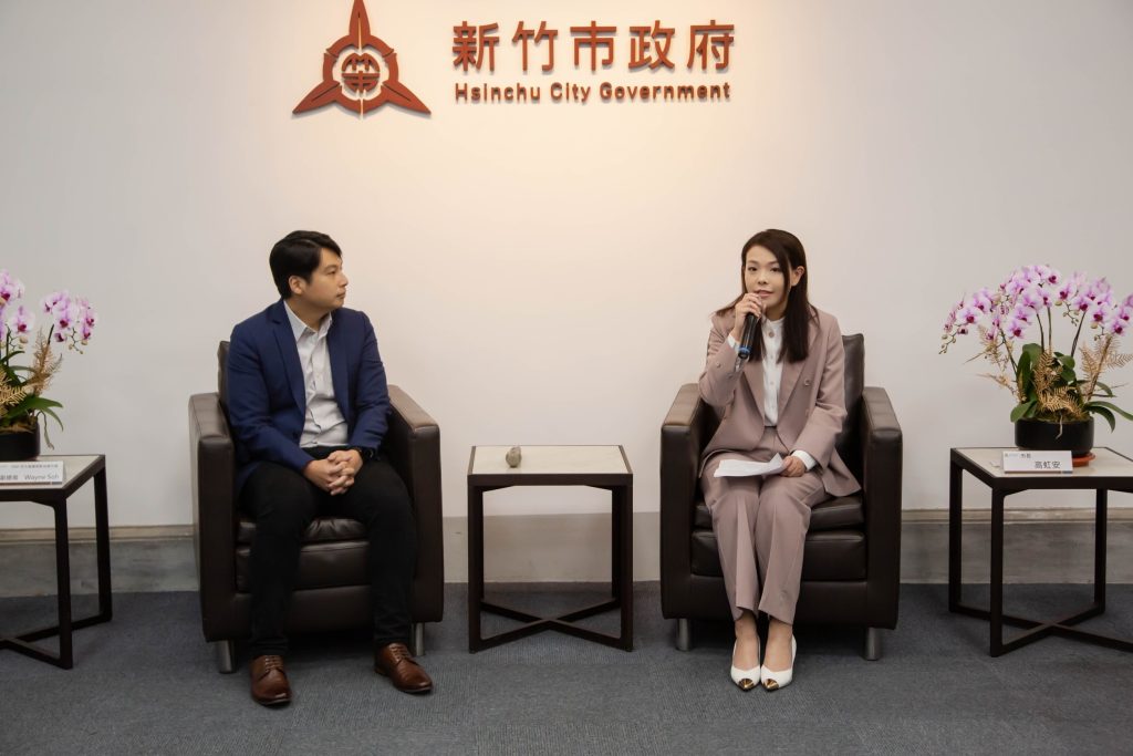 Plug and Play 亞太區新加坡代表投資副總裁Wayne Soh與高市長進行交流會談。（圖/記者林照東翻攝）