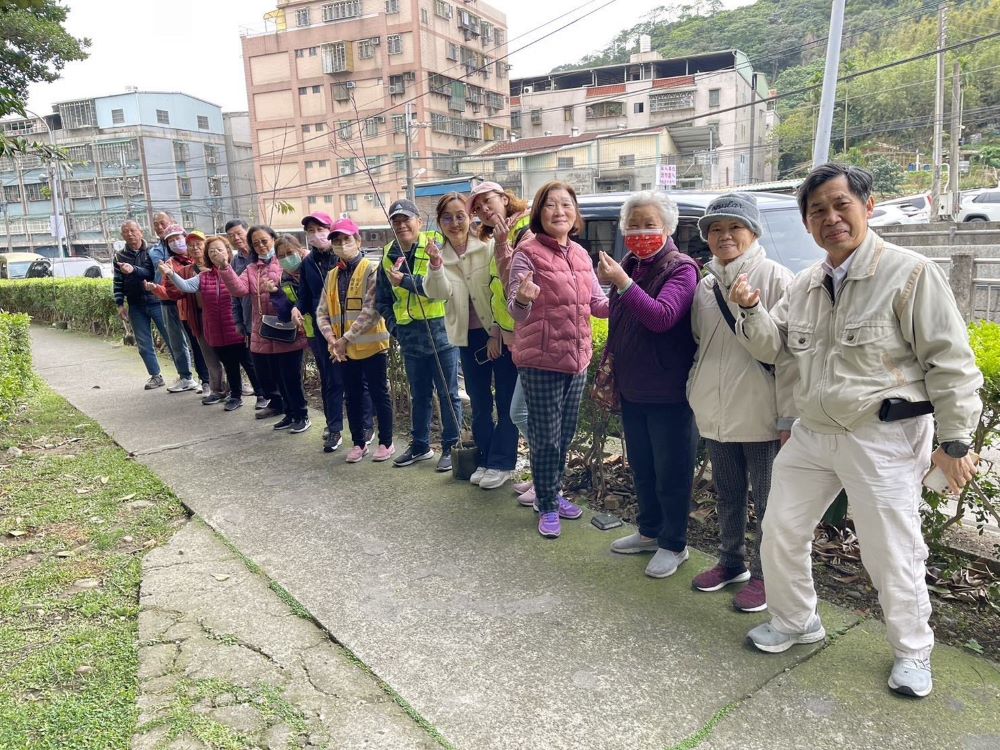 營造綠色永續家園植櫻花    龍華科大實踐社會責任