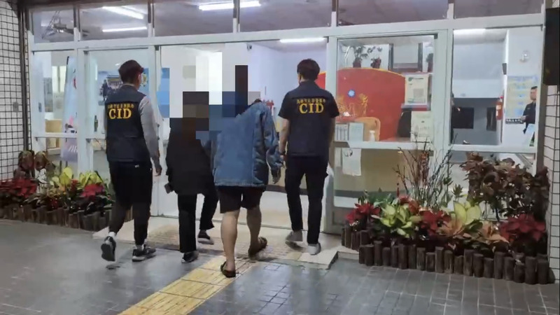 警方追查高雄林園棄嬰案,帶回涉案的年輕情侶。圖/中央社