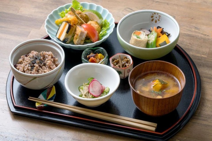 玄米食太陽餐廳的蔬食午餐採定食呈現,健康美味。 圖:佐賀縣觀光連盟/提供