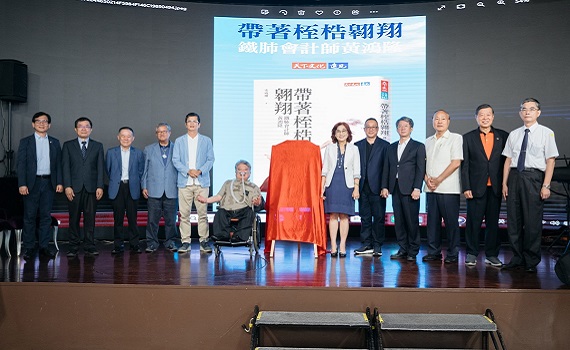永不放棄人生! 建商老董狂捐七千本《帶著桎梏翱翔》予身障、弱勢、受刑人