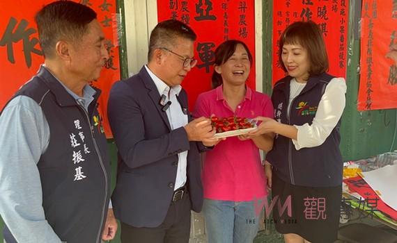 番路鄉女青農優質小番茄獲獎 農糧署姚志旺副署長貼榜祝賀