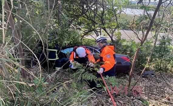 黑色賓士小客撞擊國道護欄! 落邊坡嚴重毀損車頭冒煙