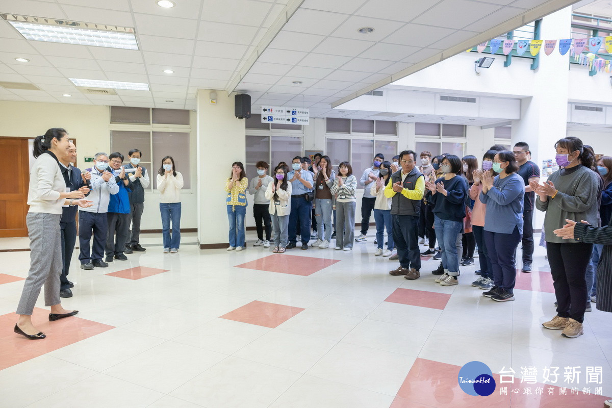 許縣長特赴婦幼館勉社工人員莫忘初衷。（縣府提供）