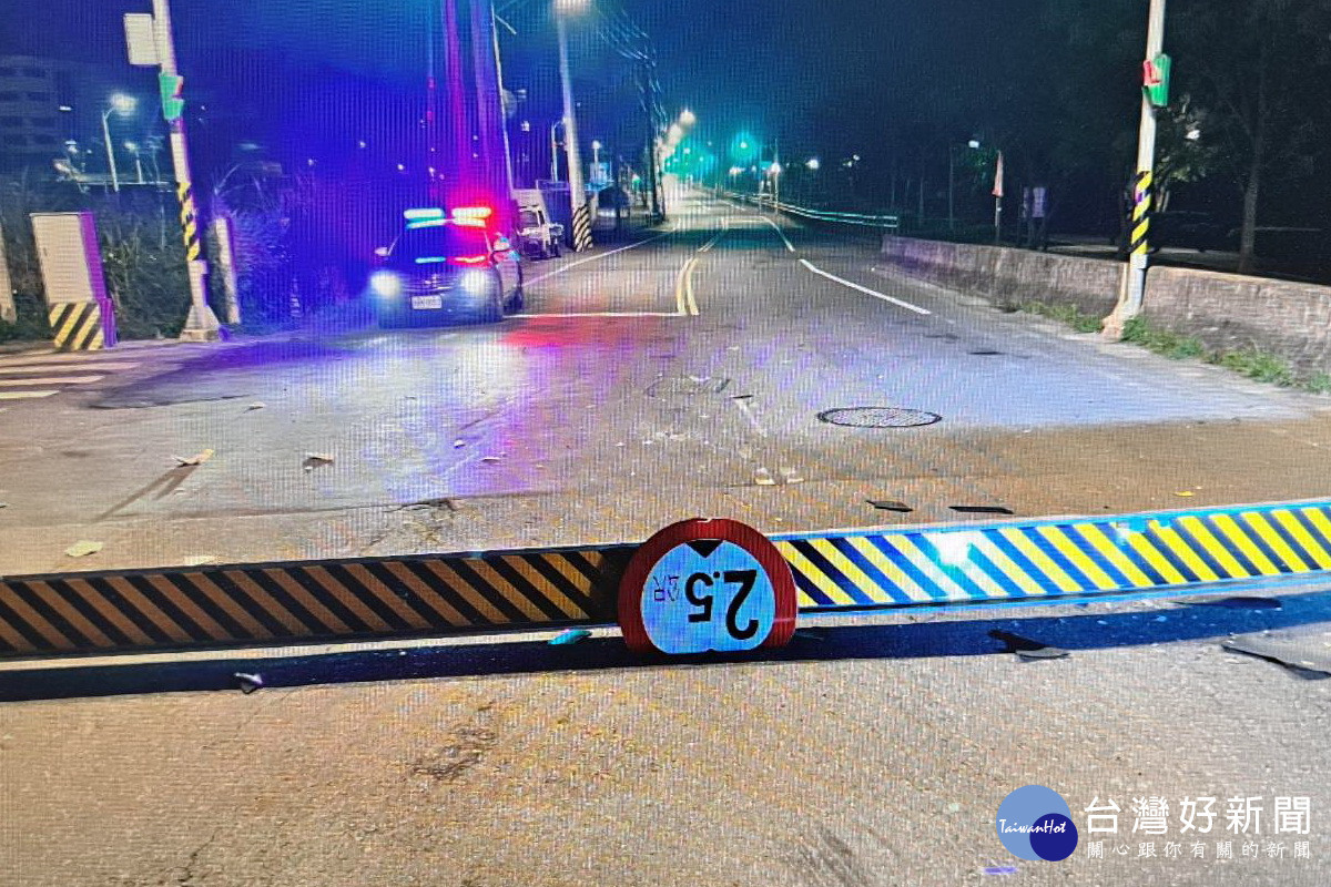蘆竹區油管路二段2.5公尺高的限高門架遭大貨車撞毀,蘆竹分局員警進行交管排除。
