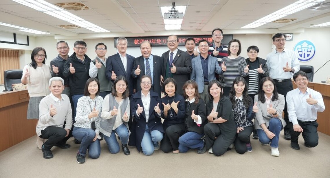 人事行政總處人事長率隊蒞澎 陳光復熱情迎接並致贈人事長榮譽縣民證