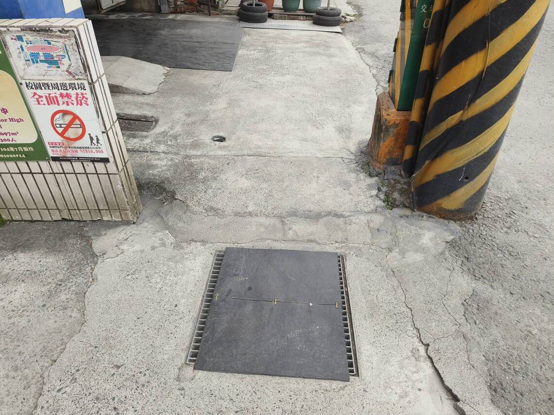 屏東縣新園國中校門水溝蓋,貼心防護墊片