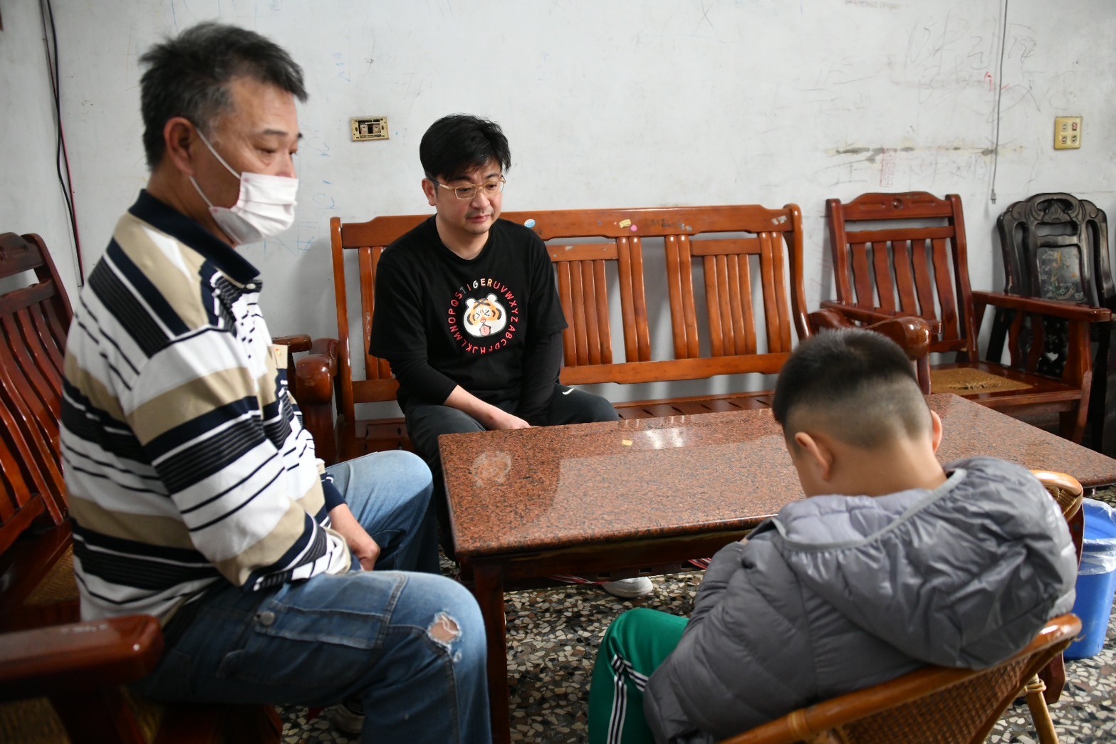 ▲彰化縣議會議長謝典林親自到伸港三姊弟家慰問，同時呼籲各界大眾關心社區周遭弱勢家庭的處境，強化社會安全網路。（彰化縣議會提供）
