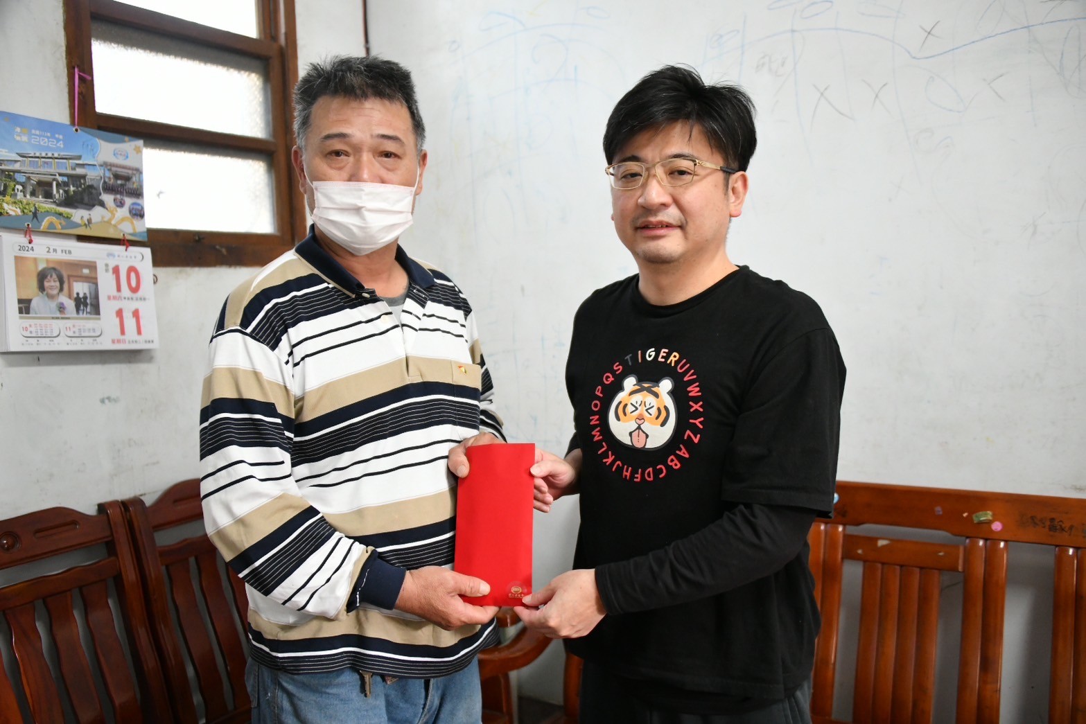 ▲彰化縣議會議長謝典林親自到伸港三姊弟家慰問，同時呼籲各界大眾關心社區周遭弱勢家庭的處境，強化社會安全網路。（彰化縣議會提供）