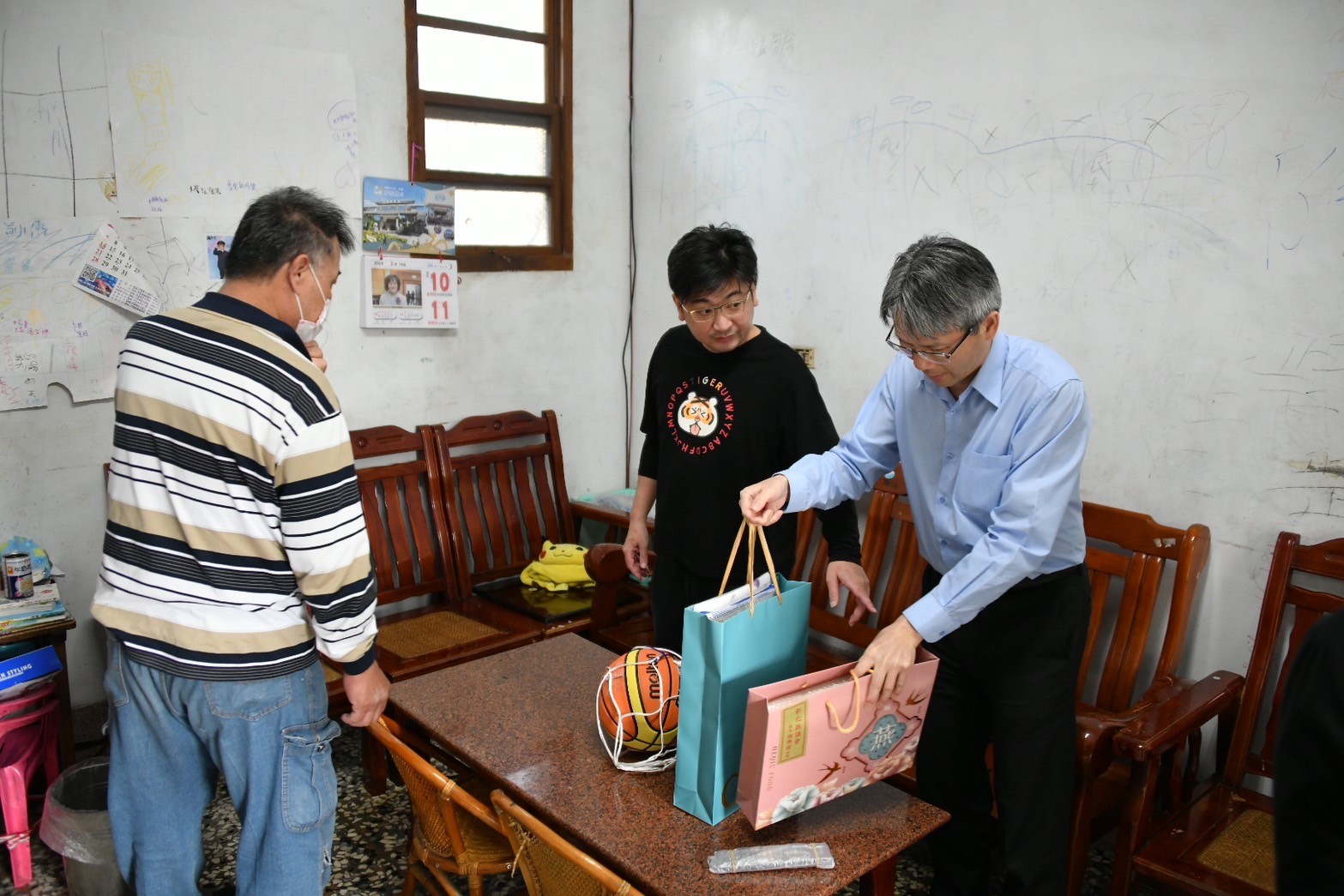 ▲彰化縣議會議長謝典林親自到伸港三姊弟家慰問，同時呼籲各界大眾關心社區周遭弱勢家庭的處境，強化社會安全網路。（彰化縣議會提供）