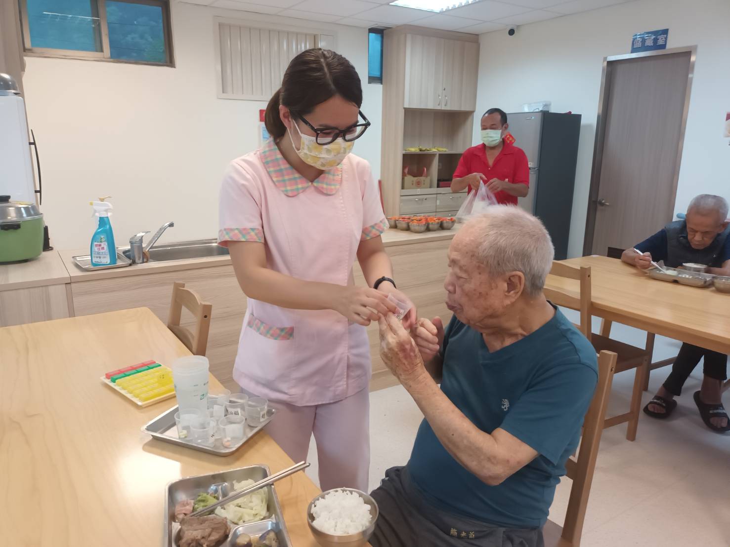 ▲彰化榮家舉辦長照繼續教育活動,強化照顧服務員的專業知識與技能,提升他們的照護能力。(記者張溎壕攝)