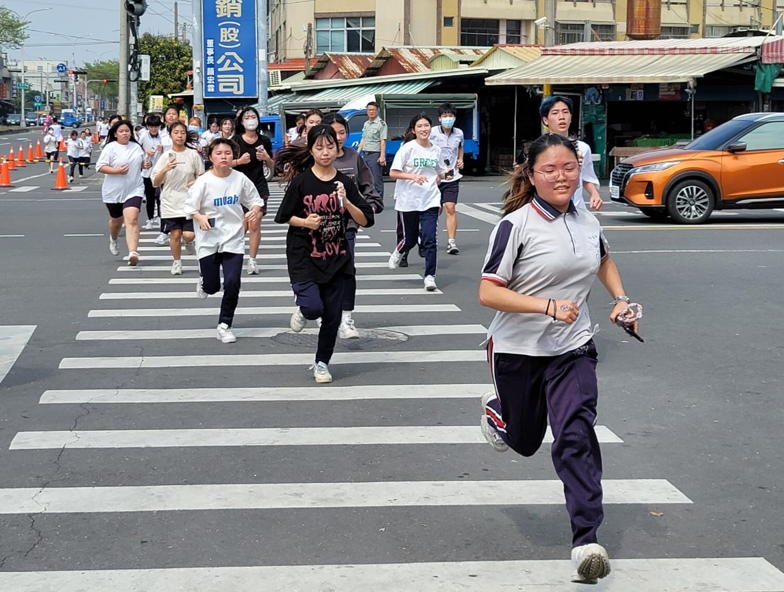 ▲國立北斗家商辦理2024高三成年禮路跑活動， 450位高三畢業生參加「追我吧」路跑，藉著路跑活動，學生體驗在人生的路上遇到各種困難。（記者張溎壕攝）