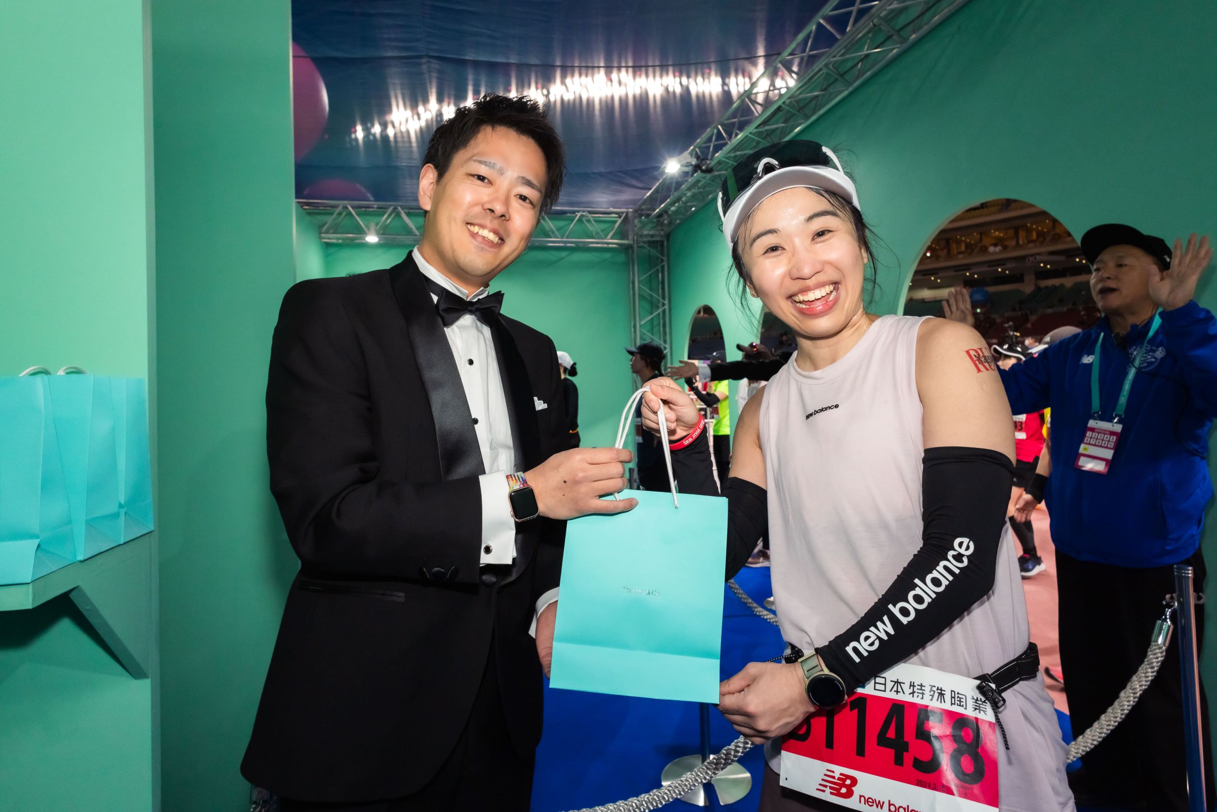 雅茹從燕尾服型男手中接過Tiffany 項鍊。圖片來源:New Balance