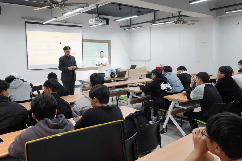 ▲大葉大學賴峯民研發長歡迎青年高中學生蒞校。(大葉大學提供)