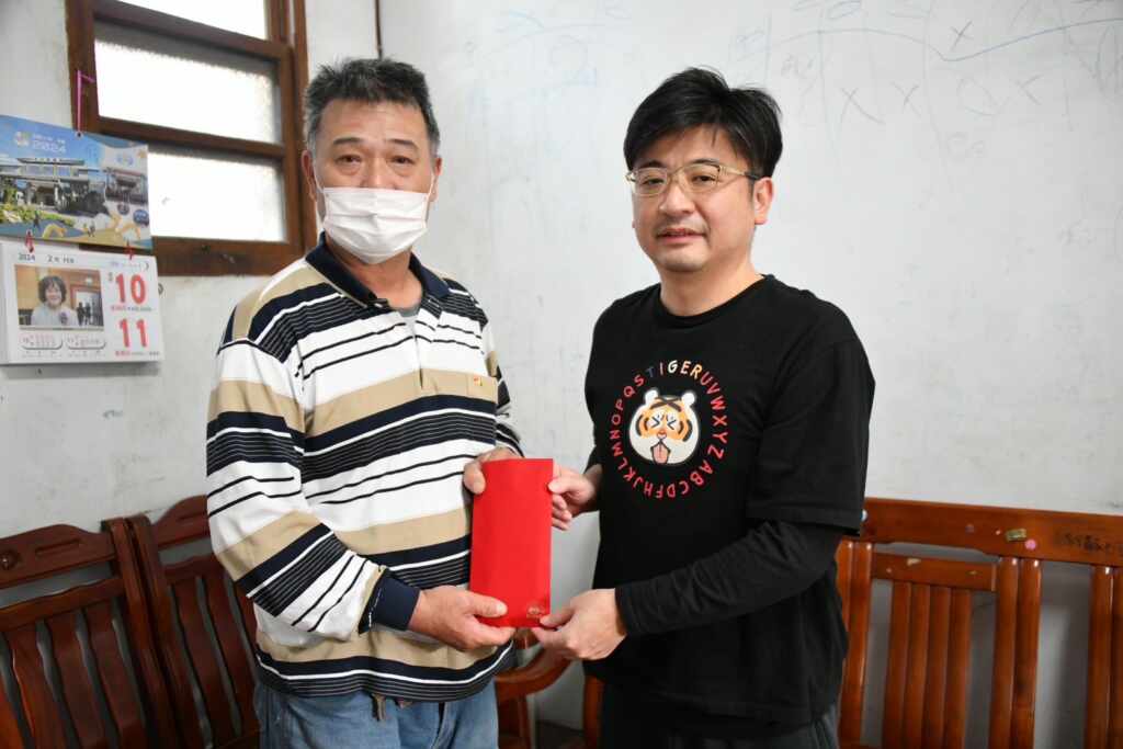 ▲謝典林議長轉贈10萬元善款。（彰化縣議會提供）