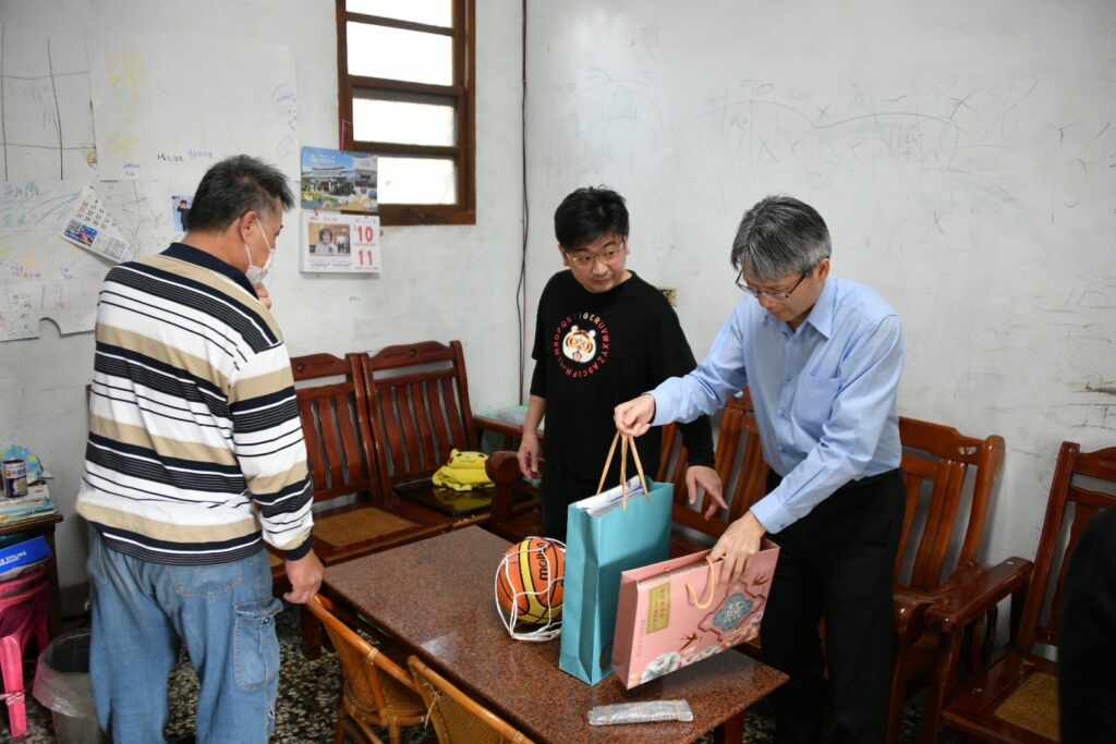 ▲謝典林議長致贈籃球、生活用品提供支援。（彰化縣議會提供）