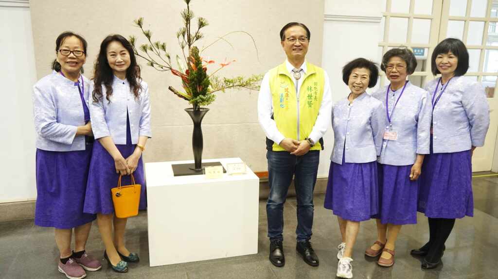 ▲邀請大家前來觀賞「春華和韻-生命與美」花展，一起感受那池坊華道台中支部用心於花展中的意境之美，共同沉浸在花語和草木生命的美好之中。（記者林明佑攝）