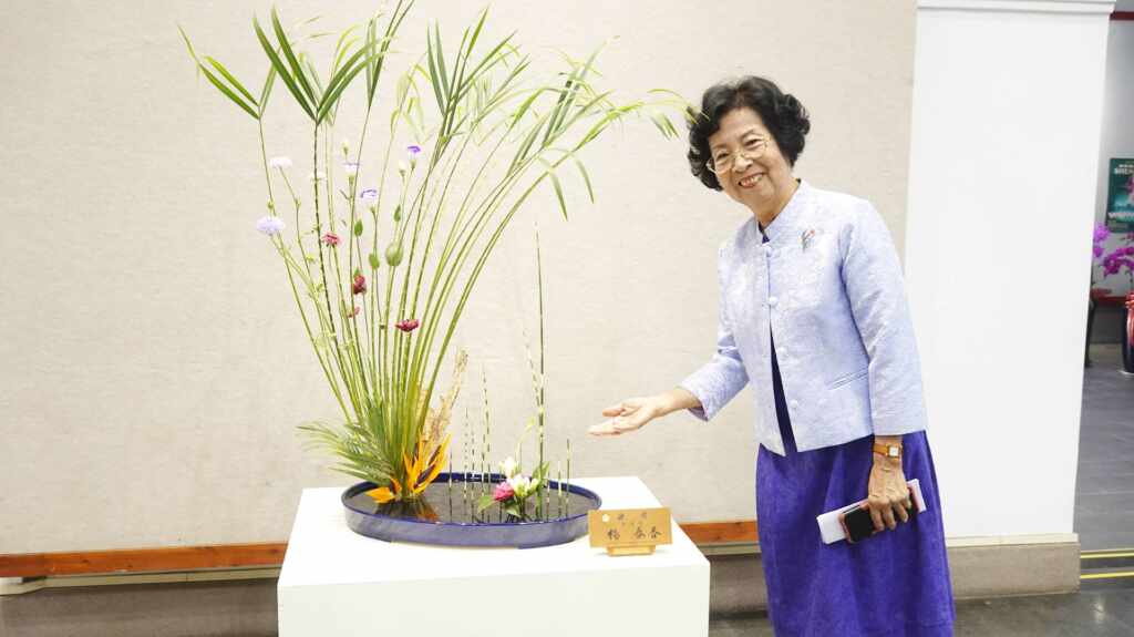 ▲池坊華道台中支部長楊春香介紹自己作品。（記者林明佑攝）