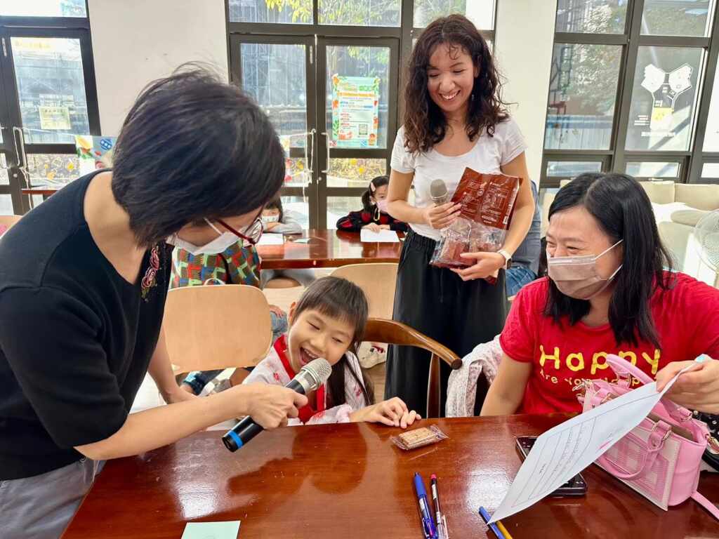 ▲外師共讀英語繪本 (豐原安康社會住宅)。