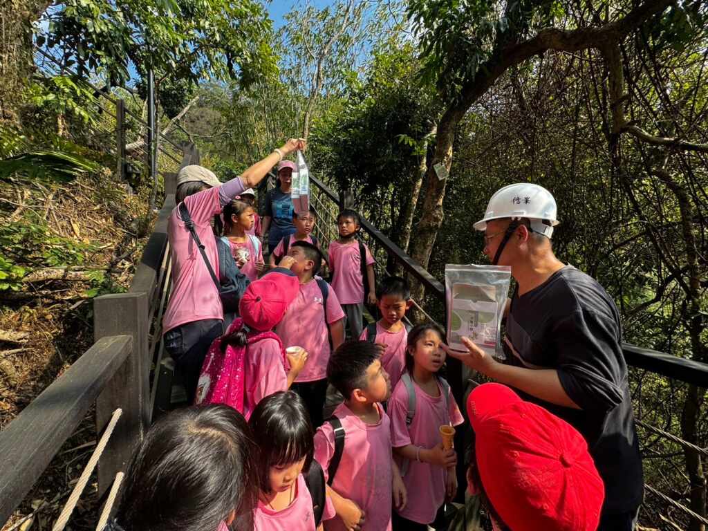 ▲向校外教學的同學解說平腹小蜂釋放原理。（台中觀旅局提供）