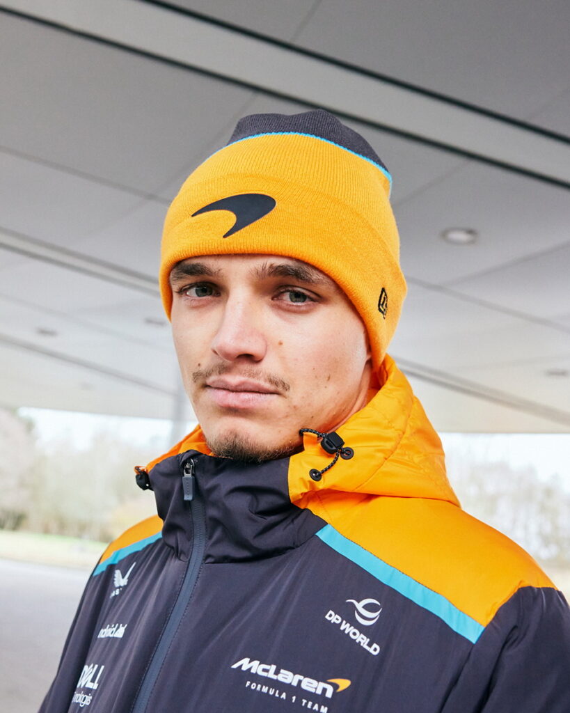 在當紅麥拉倫賽車手 Lando Norris 頭盔上也可清楚見到NEW ERA標誌!