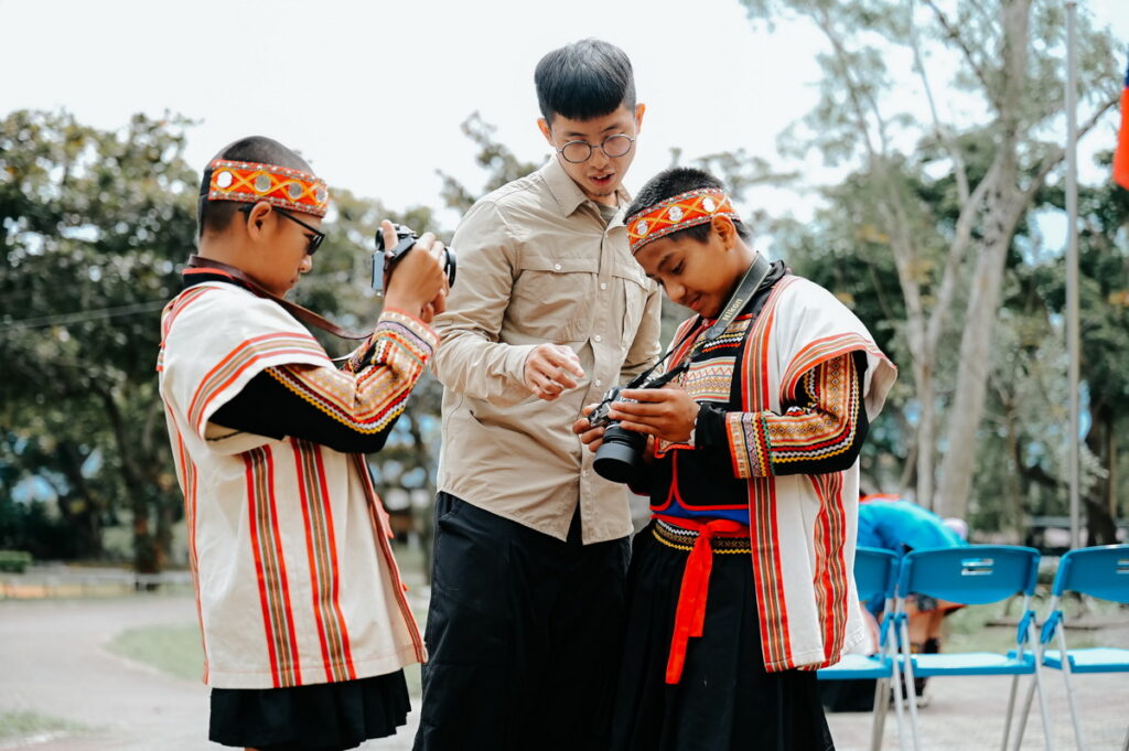 攝影師張峻健發起《原鄉孩童畢業照圓夢計畫》迄今邁入第六年(圖為臺東縣武陵國小畢業生)