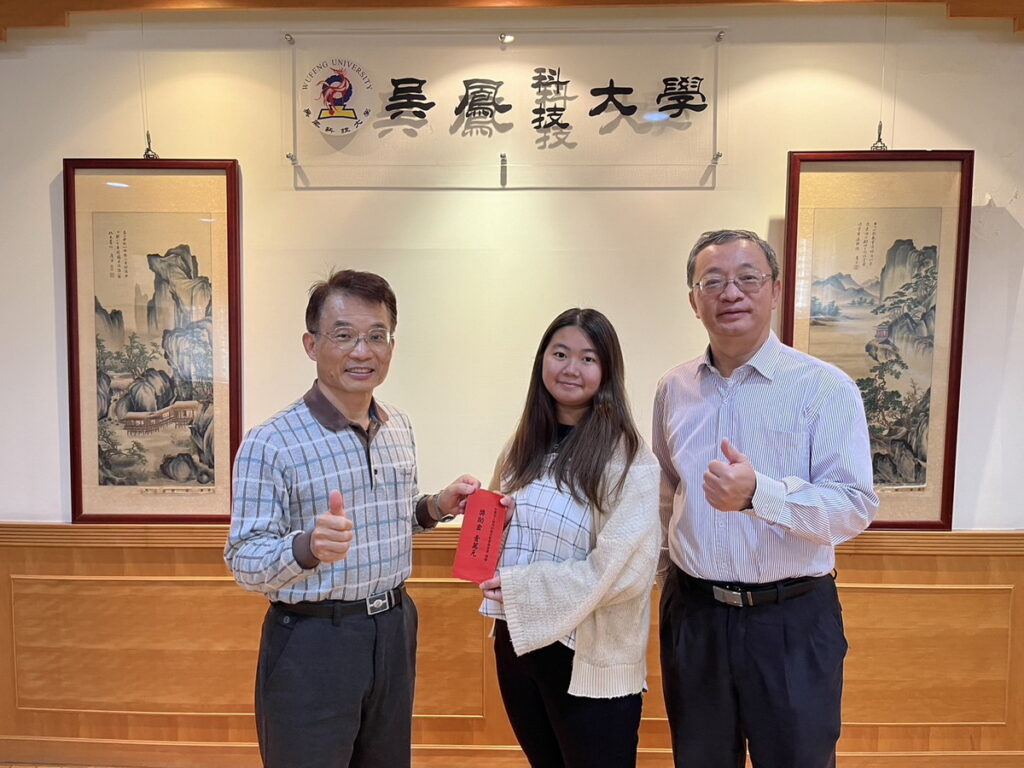 吳鳳科大幼保系卓鈺畫同學不畏逆境奮發學習 獲榮月基金會獎學金(左一:基金會高文顯董事長;中間:幼保系卓鈺畫同學;右一:蔡宏榮校長)