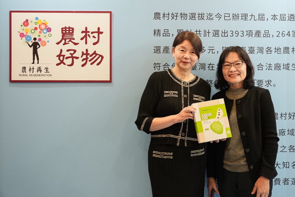 范主秘對於農村好物、好店及農社企推廣頗具讚賞,現場與參與業者合影