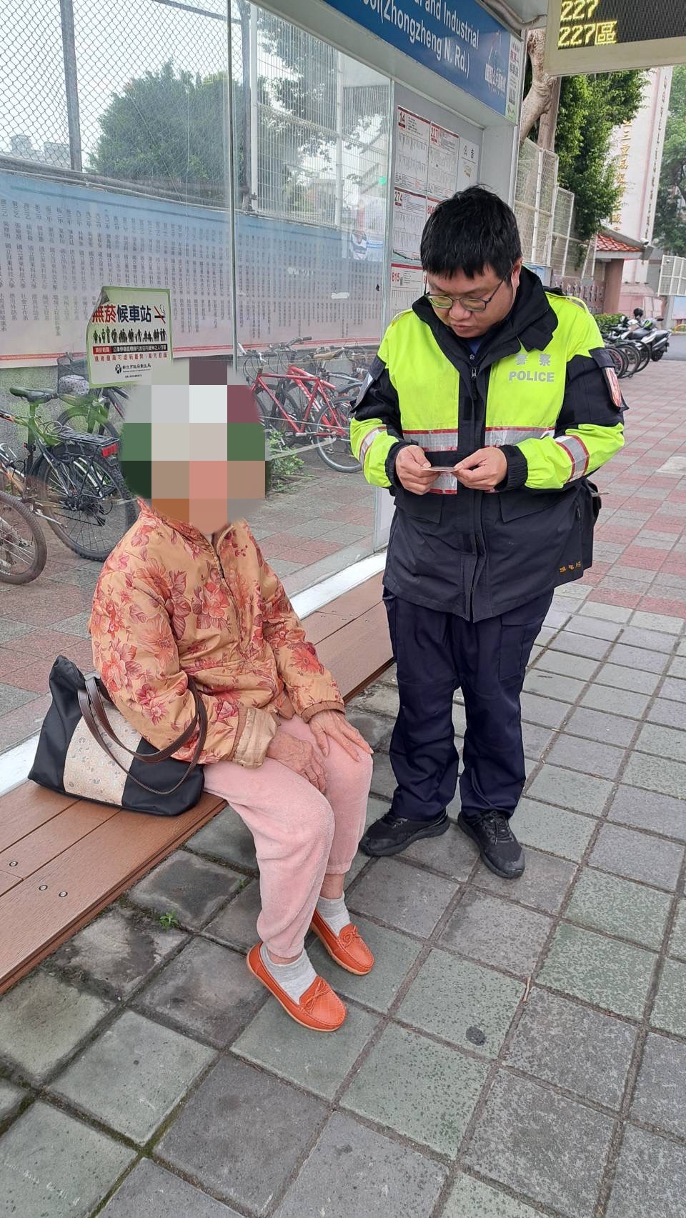 員警透過藥袋對比出阿婆身分。(記者宋紹誠翻攝)