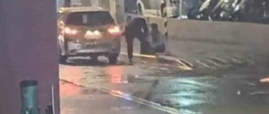 酒醉王姓被害人遭計程車司機請下車，坐路邊遺落手提包。（圖/記者 張泓笙翻攝）