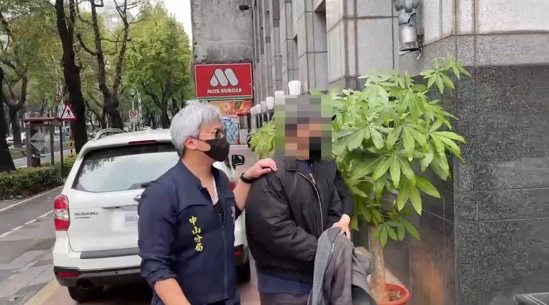 中山分局日前獲報黎姓男子非法持有毒品，帶回分局。（記者薛秀蓮翻攝)